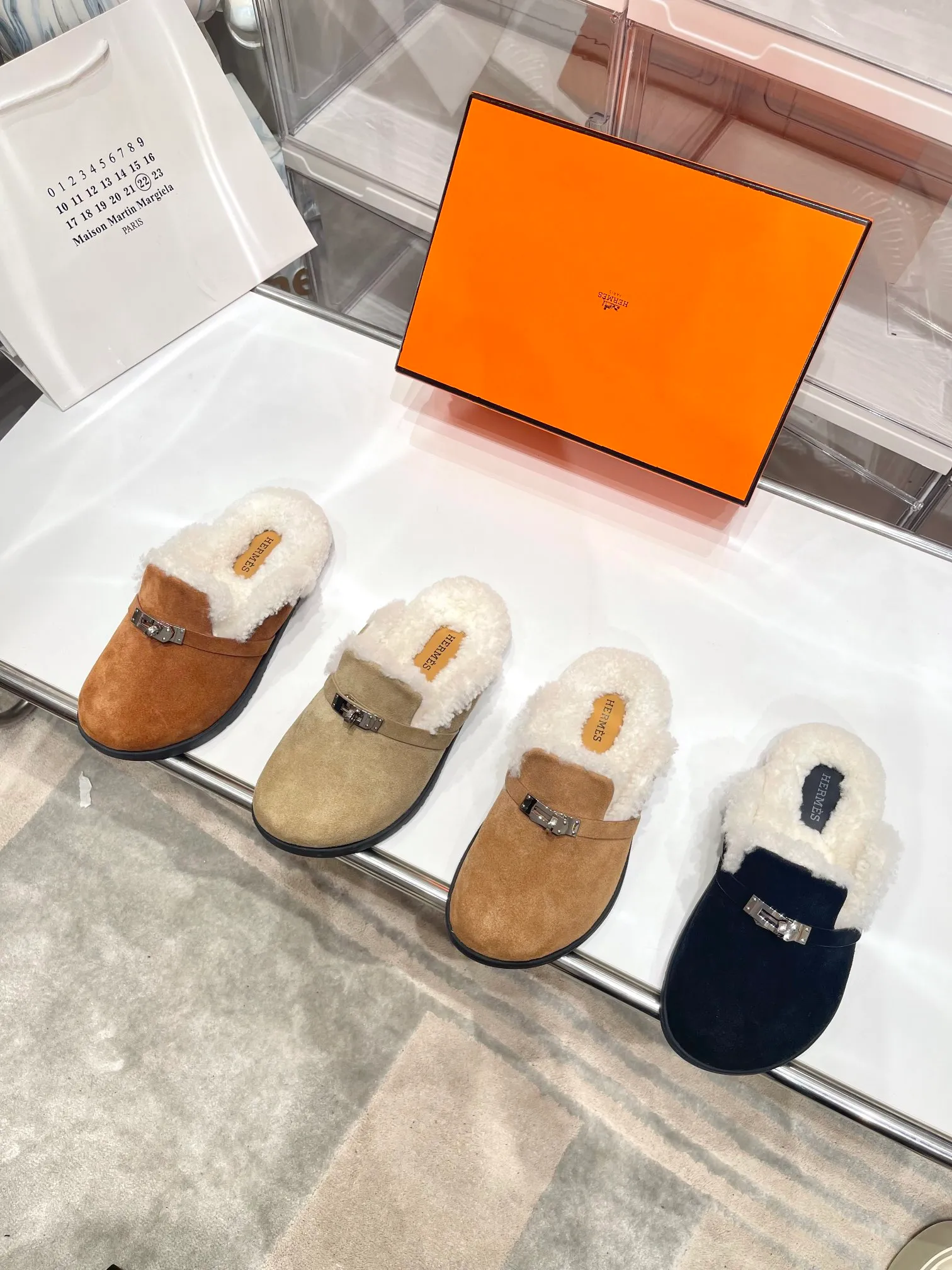 【HERMESG】Furry mop P: 580💰 ●Number of sizes: Men 39-44 (45 custom-made) Women 35-40 (41.42 custom-made) HERMES Hermès cute half-movers.  Classic family language design! It looks good no matter how you match it! Casual and high-end feeling, the comfort is also great, paired with various colorful socks, it has a trendy high-end feel. The top version is made of high-quality real wool ●Upper: imported cow suede ●Inner: imported sheepskin one piece ●Foot: imported mixed sheepskin ●Outsole: Tpu non-slip and wear-resistant outsole.